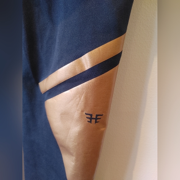 Heroine Sports 2 Piece Work Out Set: Sports Bra and Crop Legging Size XS - Picture 8 of 8